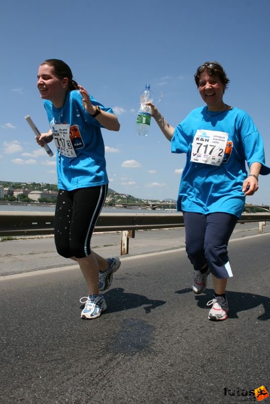 16. K&H Maraton és félmaraton váltó maraton_1469.jpg Ólomcipők futócsapat, frissítés kipipálva, csak vidáman K&H Olimpiai Maraton és félmaraton váltó futás Budapest képek 4. fotók 2009 maraton_1469.jpg Ólomcipők futócsapat, frissítés kipipálva, csak vidáman