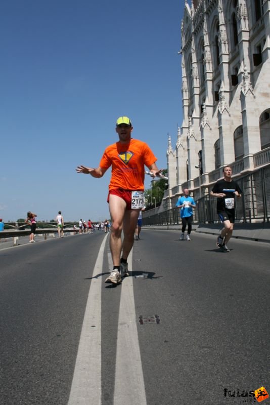 K&H Olimpiai Maraton és félmaraton váltó futás Budapest képek 4. fotók 2009 maraton_1499.jpg Balázs Terep százas pólóban