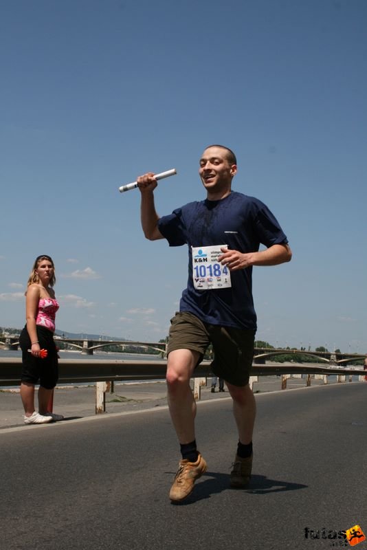 16. K&H Maraton és félmaraton váltó maraton_1512.jpg Navngo futócsapat K&H Olimpiai Maraton és félmaraton váltó futás Budapest képek 4. fotók 2009 maraton_1512.jpg Navngo futócsapat