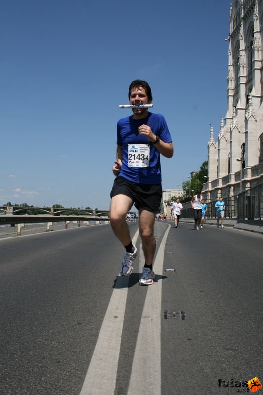 16. K&H Maraton és félmaraton váltó maraton_1539.jpg váltó staféta bot K&H Olimpiai Maraton és félmaraton váltó futás Budapest képek 4. fotók 2009 maraton_1539.jpg váltó staféta bot