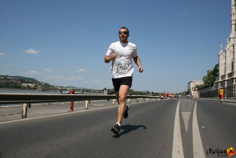 16. K&H Maraton és félmaraton váltó maraton_1542.jpg Kék Fény futók K&H Olimpiai Maraton és félmaraton váltó futás Budapest képek 4. fotók 2009 maraton_1542.jpg Kék Fény futók