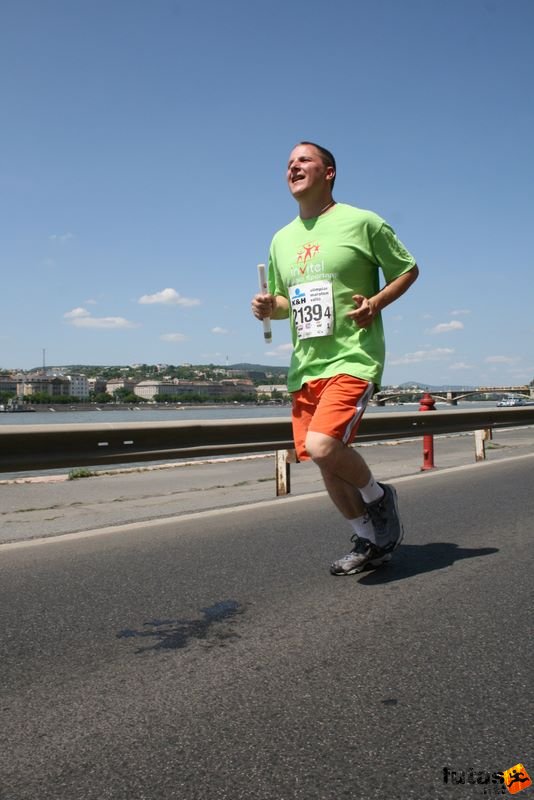 16. K&H Maraton és félmaraton váltó maraton_1546.jpg Invitel minimalisták futócsapat K&H Olimpiai Maraton és félmaraton váltó futás Budapest képek 4. fotók 2009 maraton_1546.jpg Invitel minimalisták futócsapat