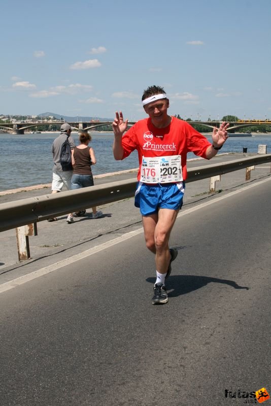 16. K&H Maraton és félmaraton váltó maraton_1565.jpg maraton_1565.jpg K&H Olimpiai Maraton és félmaraton váltó futás Budapest képek 4. fotók 2009 maraton_1565.jpg maraton_1565.jpg