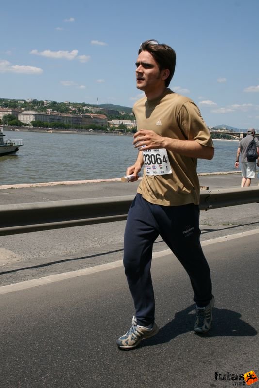 16. K&H Maraton és félmaraton váltó maraton_1570.jpg X-Team futócsapat K&H Olimpiai Maraton és félmaraton váltó futás Budapest képek 4. fotók 2009 maraton_1570.jpg X-Team futócsapat