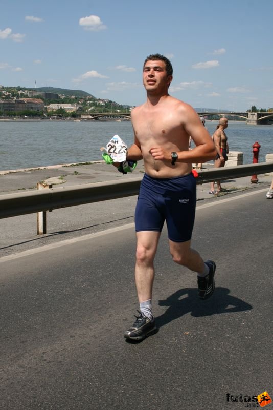 16. K&H Maraton és félmaraton váltó maraton_1571.jpg maraton_1571.jpg K&H Olimpiai Maraton és félmaraton váltó futás Budapest képek 4. fotók 2009 maraton_1571.jpg maraton_1571.jpg