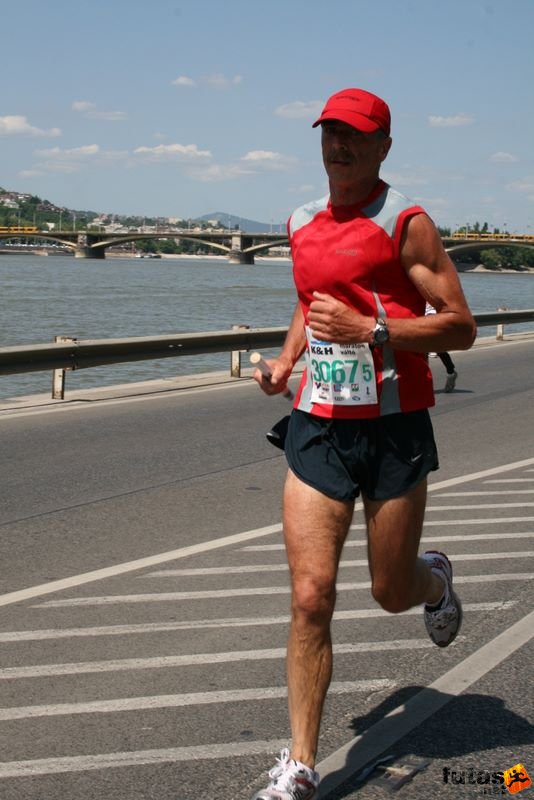 16. K&H Maraton és félmaraton váltó maraton_1582.jpg Szárnyaszegett Ólommadarak futók K&H Olimpiai Maraton és félmaraton váltó futás Budapest képek 4. fotók 2009 maraton_1582.jpg Szárnyaszegett Ólommadarak futók