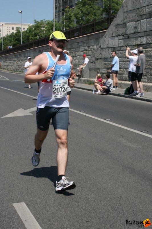16. K&H Maraton és félmaraton váltó maraton_1587.jpg EDZÉSONLINE 2 futók K&H Olimpiai Maraton és félmaraton váltó futás Budapest képek 4. fotók 2009 maraton_1587.jpg EDZÉSONLINE 2 futók