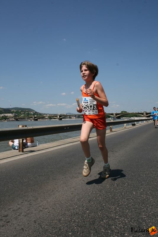 16. K&H Maraton és félmaraton váltó maraton_1595.jpg Későn Érők váltó futás K&H Olimpiai Maraton és félmaraton váltó futás Budapest képek 4. fotók 2009 maraton_1595.jpg Későn Érők váltó futás