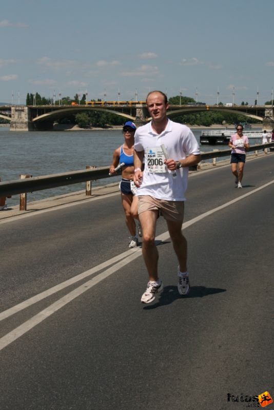 16. K&H Maraton és félmaraton váltó maraton_1606.jpg Van Neon futók K&H Olimpiai Maraton és félmaraton váltó futás Budapest képek 4. fotók 2009 maraton_1606.jpg Van Neon futók