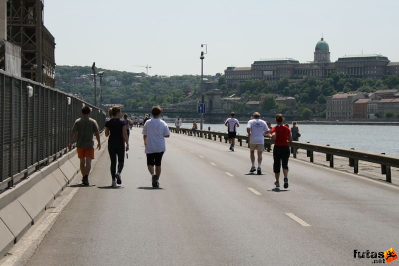 16. K&H Maraton és félmaraton váltó maraton_1621.jpg futás- háttérben a Budai Vár K&H Olimpiai Maraton és félmaraton váltó futás Budapest képek 4. fotók 2009 maraton_1621.jpg futás- háttérben a Budai Vár