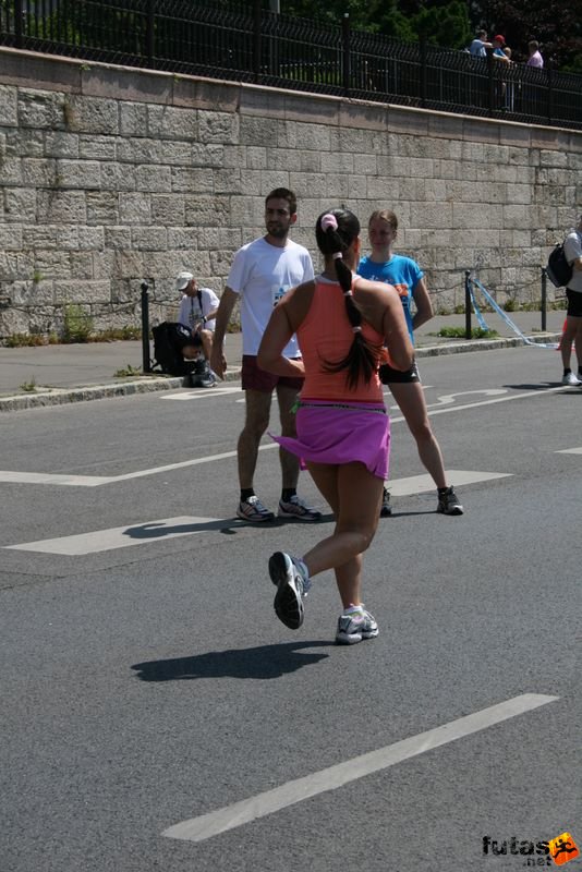 16. K&H Maraton és félmaraton váltó maraton_1628.jpg futás szoknyában K&H Olimpiai Maraton és félmaraton váltó futás Budapest képek 4. fotók 2009 maraton_1628.jpg futás szoknyában