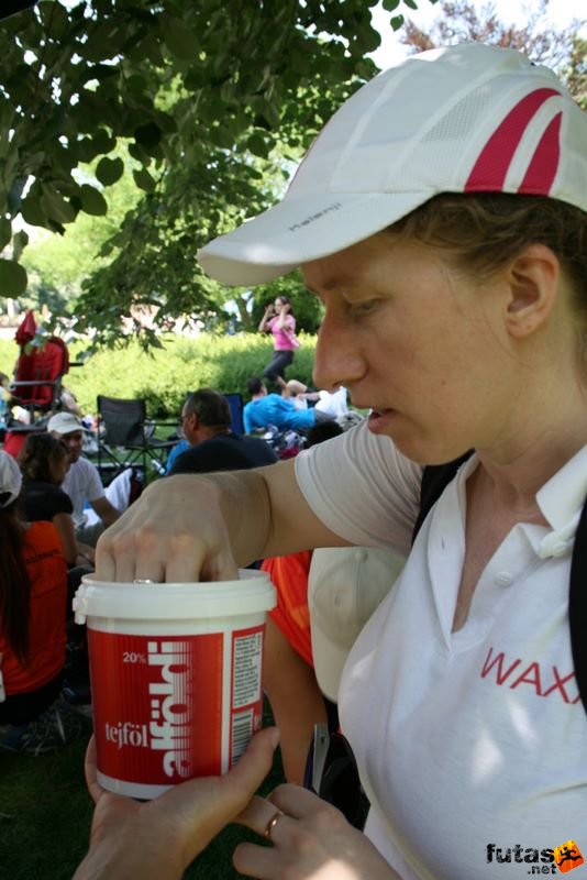 16. K&H Maraton és félmaraton váltó maraton_1660.jpg kelendő az alföldi eper K&H Olimpiai Maraton és félmaraton váltó futás Budapest képek 4. fotók 2009 maraton_1660.jpg kelendő az alföldi eper