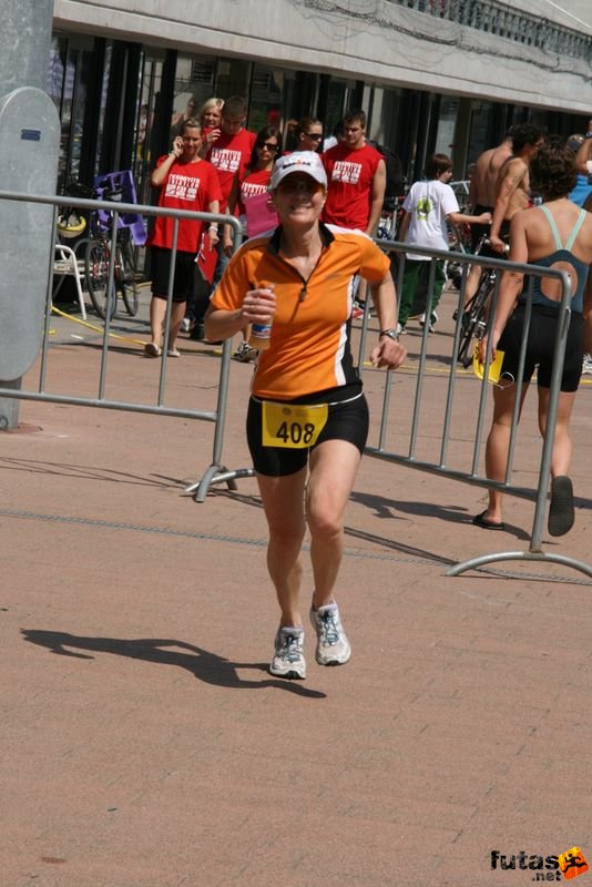 Margitszigeti Triatlon futás margitszigeti_triatlon_kerekparozas_10055.jpg Judit befutó