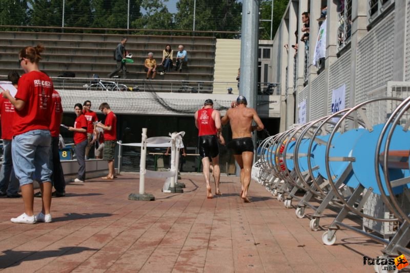 Margitszigeti Triatlon margitszigeti_triatlon_szechy_tamas__uszoda_9740.jpg futás a kerékpárhoz Margitszigeti Triatlon Úszás Széchy Tamás uszoda margitszigeti_triatlon_szechy_tamas__uszoda_9740.jpg futás a kerékpárhoz