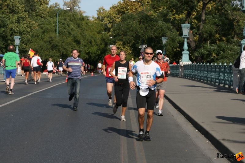 Spar Budapest Marathon 2009 Vadócz Rita, Kiss Béla Szeghalom Spar Budapest Marathon in Hungary Spar Budapest Marathon finish 2009, Vadócz Rita, Kiss Béla Szeghalom