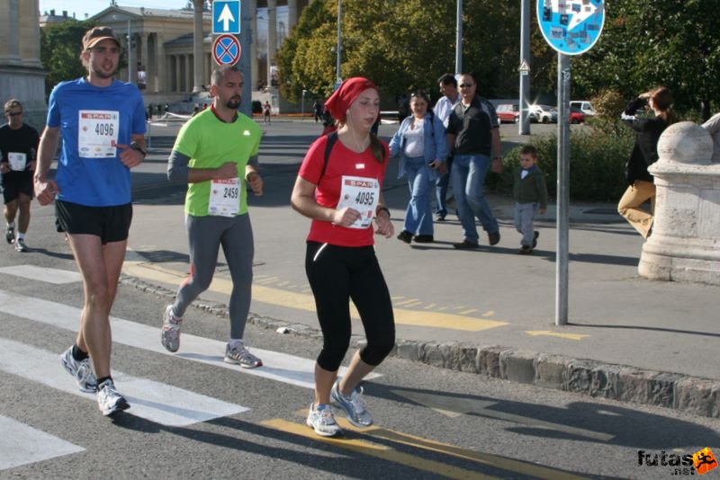 Spar Budapest Marathon 2009 Pahl Philipp Hamburg, Vass Péter Szentendre, Eckhardt Julia Hamburg Spar Budapest Marathon in Hungary Spar Budapest Marathon finish 2009, Pahl Philipp Hamburg, Vass Péter Szentendre, Eckhardt Julia Hamburg