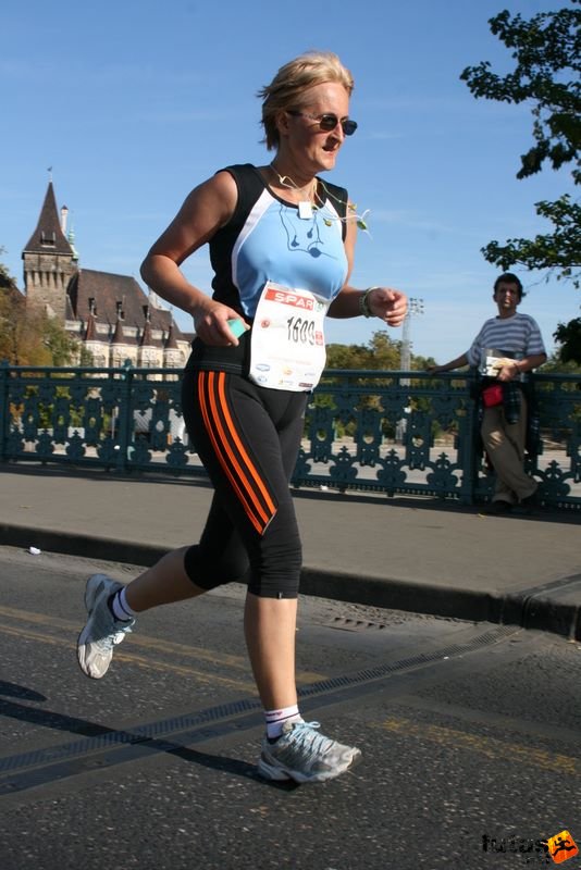 Spar Budapest Marathon 2009 Szabóné Huszár Erika Spar Budapest Marathon in Hungary Spar Budapest Marathon finish 2009, Szabóné Huszár Erika
