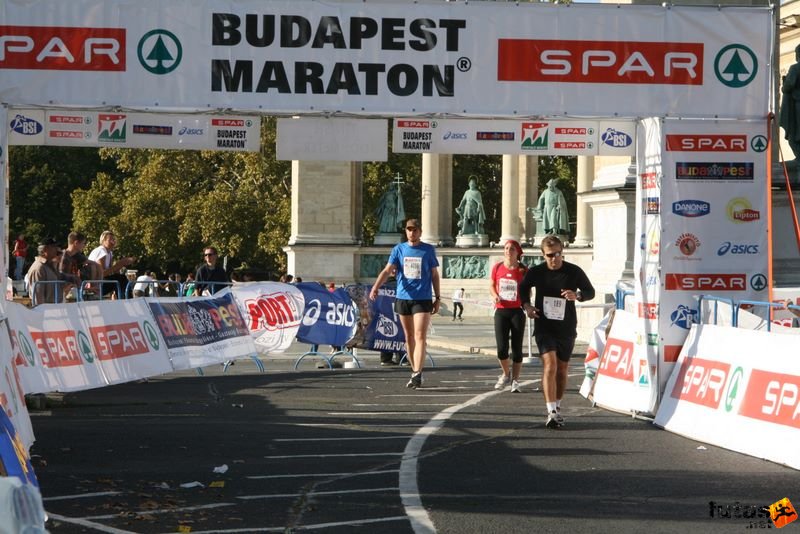 Spar Budapest Marathon 2009 Pahl Philipp, Eckhardt Julia, Hamburg, Fintha-Nagy Ádám Spar Budapest Marathon in Hungary Spar Budapest Marathon finish 2009, Pahl Philipp, Eckhardt Julia, Hamburg, Fintha-Nagy Ádám