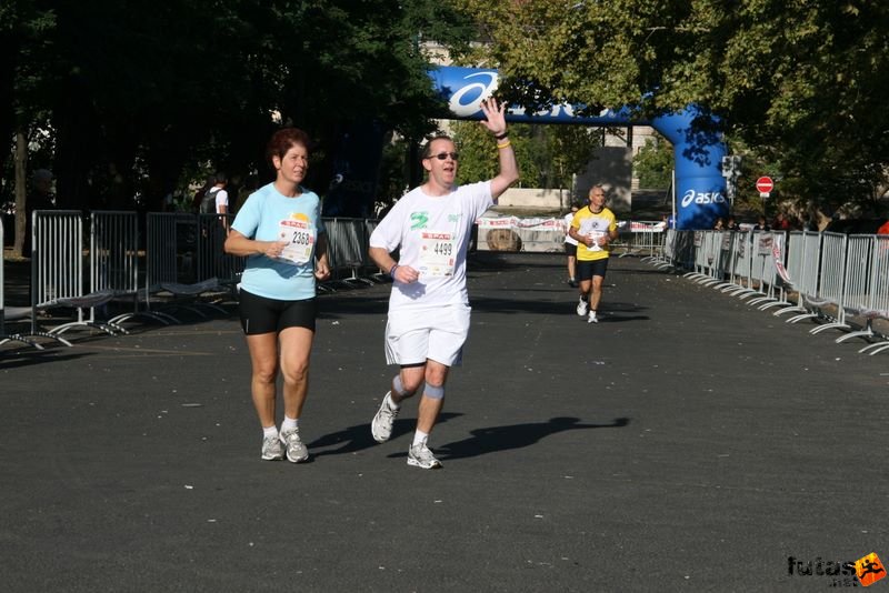 Spar Budapest Marathon 2009 Györki Zsuzsa, Roberts-Smith Gareth Spar Budapest Marathon in Hungary Spar Budapest Marathon finish 2009, Györki Zsuzsa, Roberts-Smith Gareth