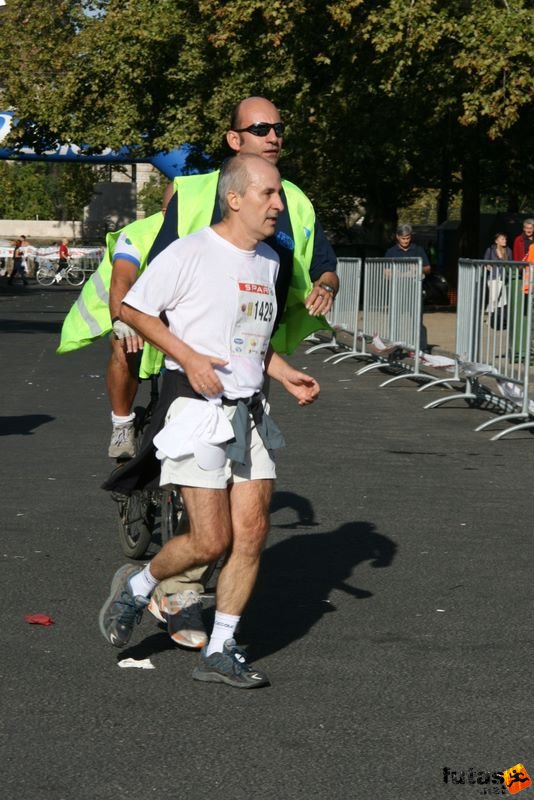 Spar Budapest Marathon 2009 Kiss Gyula, Futapest Budapest Spar Budapest Marathon in Hungary Spar Budapest Marathon finish 2009, Kiss Gyula, Futapest Budapest