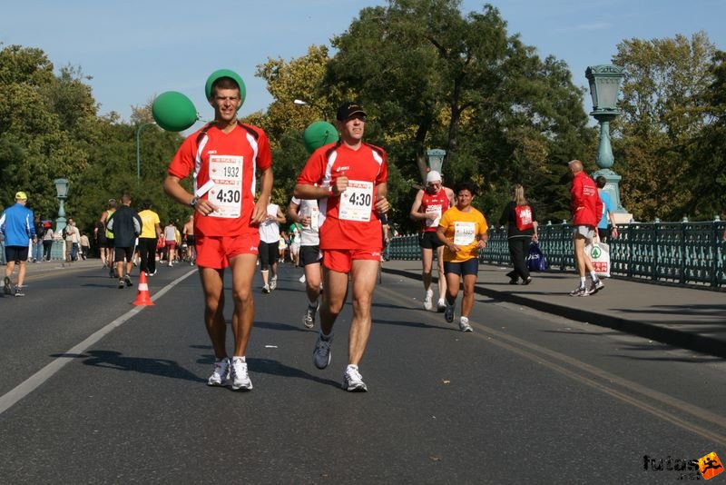 Spar Budapest Maraton futás 2009 4:30 Budapest Maraton iramfutók: Lőw András, Korányi Balázs Spar Budapest Maraton futás 2009, 4:30 Budapest Maraton iramfutók: Lőw András, Korányi Balázs
