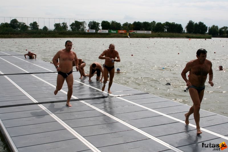 Szeged Csavarker Triatlon Sprint, szeged_csavarker_triatlon_156.jpg, úszás után futás a kerékpárokhoz