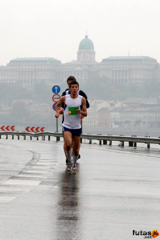 Tudás Útja Félmaraton háttérben a b Félmaraton Futóverseny Budapest Budai vár és a futók