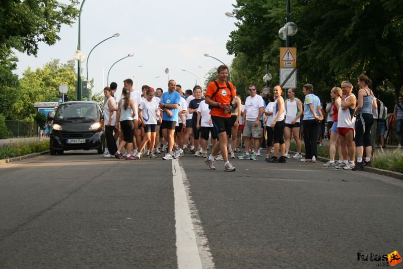 Ultrabalaton After Run img_4659.jpg kicsi kocsi épp hogy elfér a futók mellett Ultrabalaton After Run, img_4659.jpg, kicsi kocsi épp hogy elfér a futók mellett