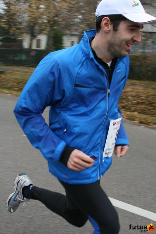 Balaton Félmaraton Balaton Maraton Siófok, a maratoni futó, Nike futócipőben Nike futó széldzeki és Spar Budapest Maratoni futósapka