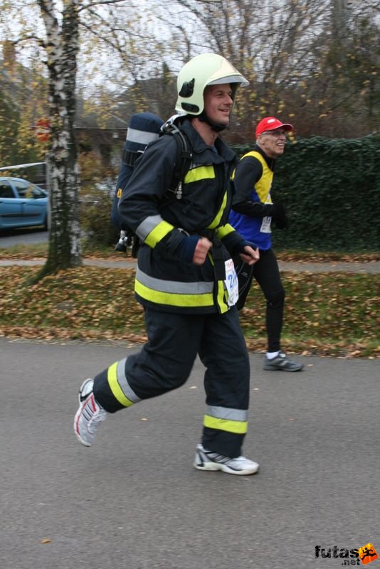Balaton Félmaraton Balaton Maraton futóverseny, tűzoltó a félmaratonon