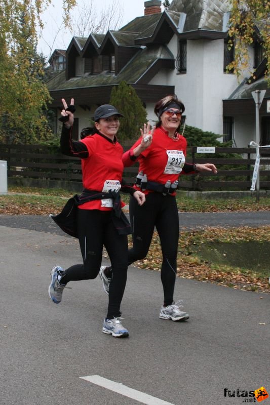 Balaton Félmaraton Balaton Maraton futóverseny, hajrá lányok!