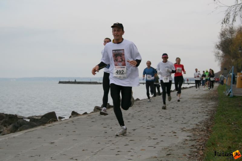 Intersport Balaton Maraton, Kefe Komárom futója: Nem az ő saruk - futás az iszap károsultak megsegítésére