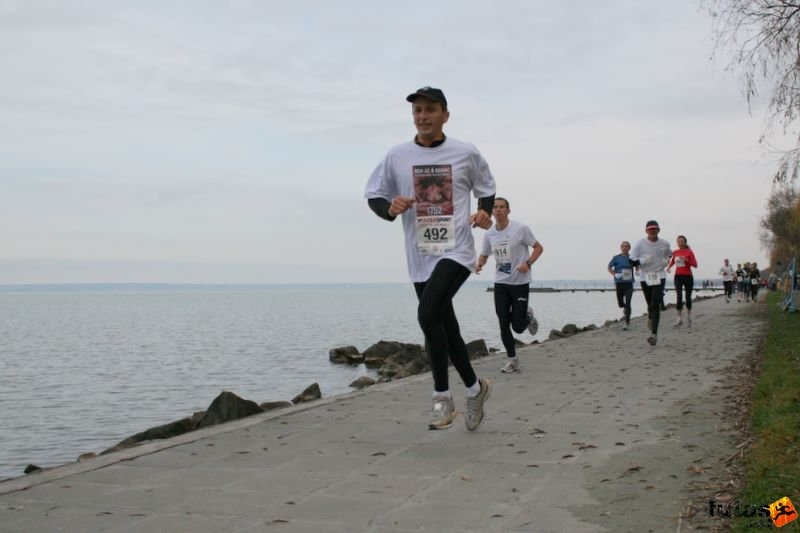 Intersport Balaton Maraton, Dobi Zsigmond Kefe Komárom futója: Nem az ő saruk - futás az iszap károsultak megsegítésére