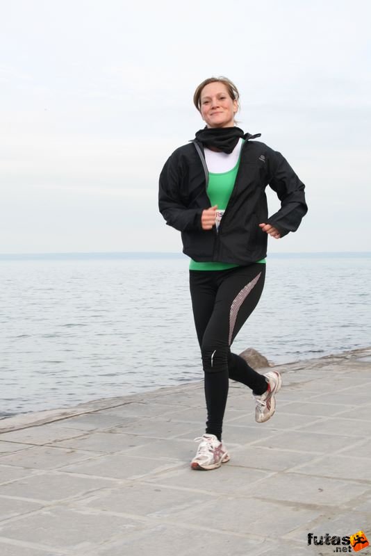 Balaton Maraton Futóverseny, mosolygva könnyedén futó-nő