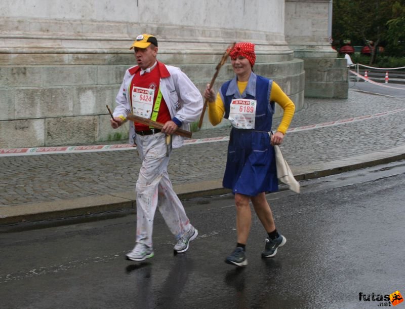 Budapest Marathon Heroes' Square, Czele János és Czele Jánosné jelmezes futók