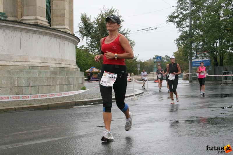 Budapest Marathon Heroes' Square, Zsiga Éva