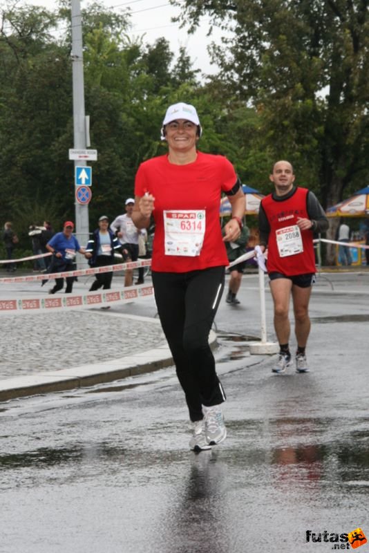 Budapest Marathon Heroes' Square, Komjáti Zsuzsa