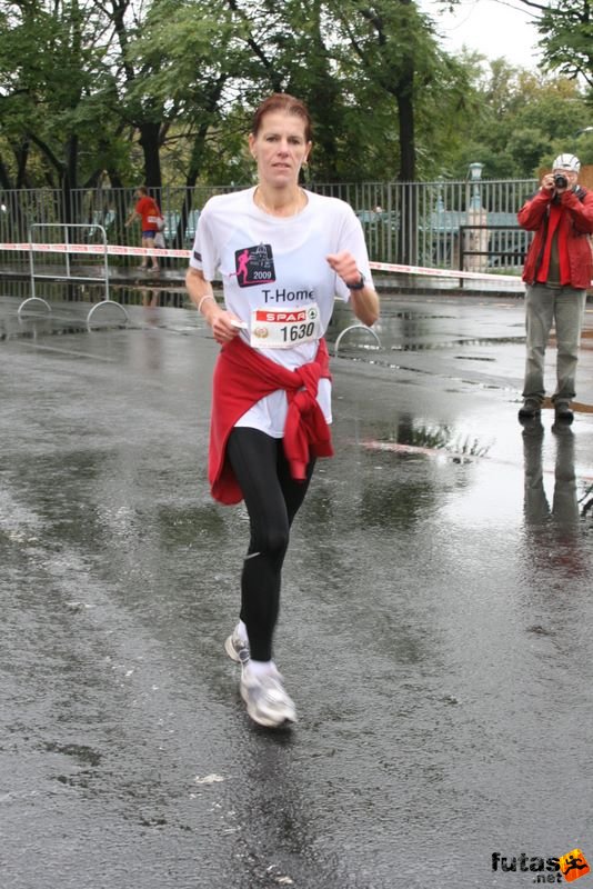 Budapest Marathon Heroes' Square, Bánáti Tiborné