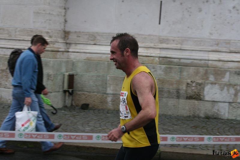 Budapest Marathon Heroes' Square, Simon
