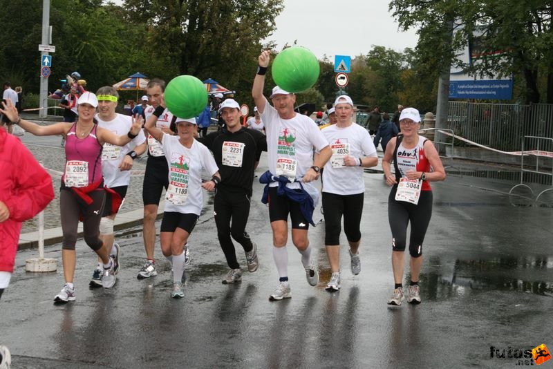 Budapest Marathon Heroes' Square, Bakó Mónika, Mészáros Zoltán 4:30-as maratoni iramfutók