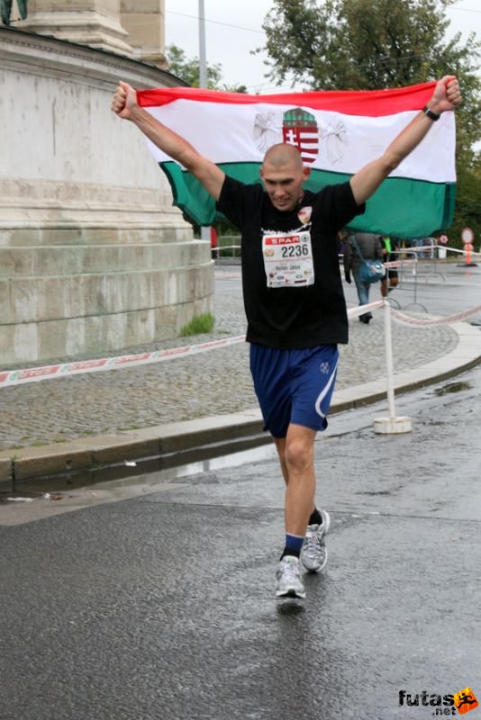 Budapest Marathon Heroes' Square, Reiner János maratoni futó