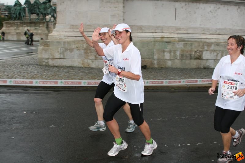 Budapest Marathon Heroes' Square, Lenténé Győri Anikó dr, Zsigmond Réka dr, Matyeákné Farkas Tünde, tárnoki maratoni futók