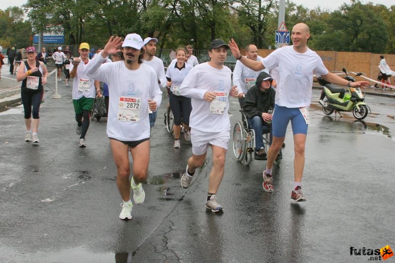 Budapest Marathon Heroes' Square, Vörös Miklós, Suhanj! Alapítvány