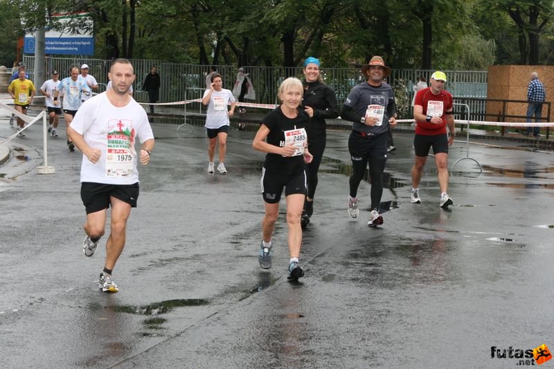 Budapest Marathon Heroes' Square, Horváth Levente, Liebhardt Jánosné, Sosa Estevez Felix marathon runners