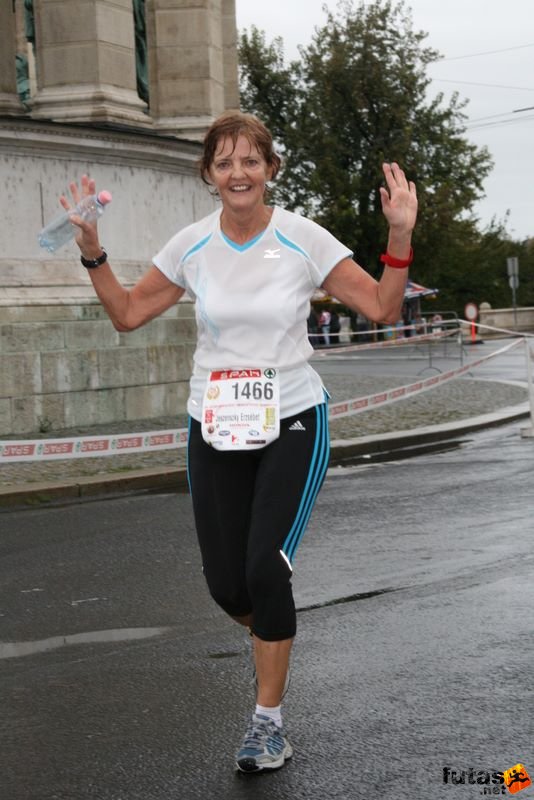 Budapest Marathon Heroes' Square, Jeszenszky Erzsébet maratoni futó