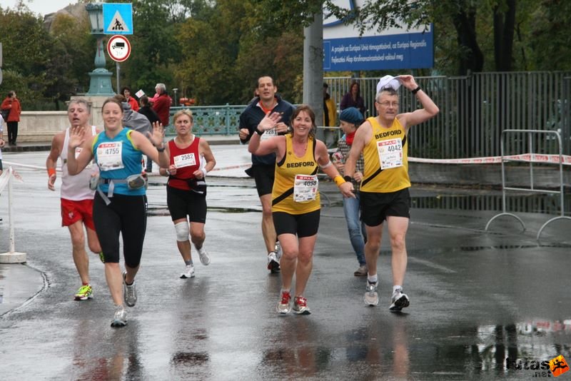 Budapest Marathon Heroes' Square, Hall Innogen, Gingell Lynni, Nellis Joe , GBR marathon runners