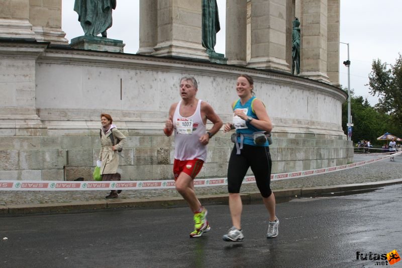 Budapest Marathon Heroes' Square, Vígh Péter, Hall Innogen