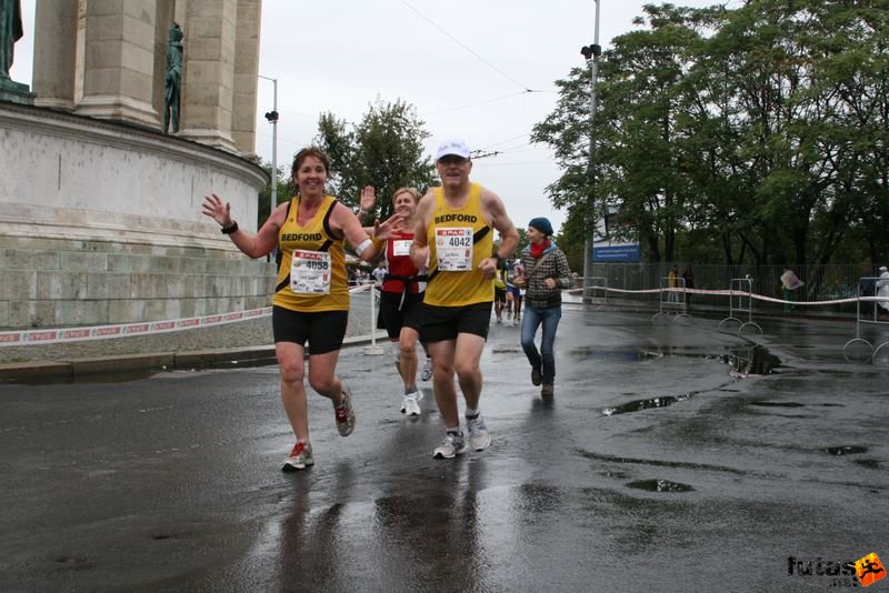 Budapest Marathon Heroes' Square, Gingell Lynni, Nellis Joe, Bedford marathon runners