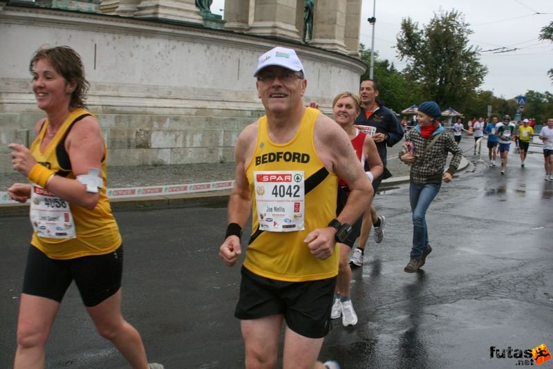 Budapest Marathon Heroes' Square, Lynni, Nellis Joe, marathon runners Bedford