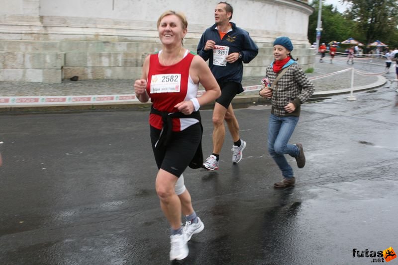 Budapest Marathon Heroes' Square, Balázsné Lehoczki Piroska maraton futó